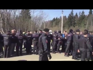 Волоколамск полиция жестко задерживает местных жителей, которые против того, чтобы их дет