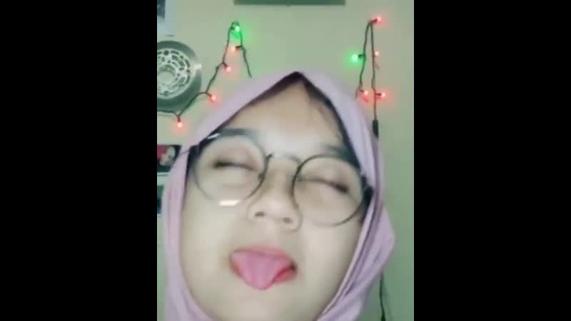 Wajah manis gadis berjilbab berkacamata mainin lidah mulut