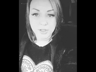 Девушка рассказывает анекдот