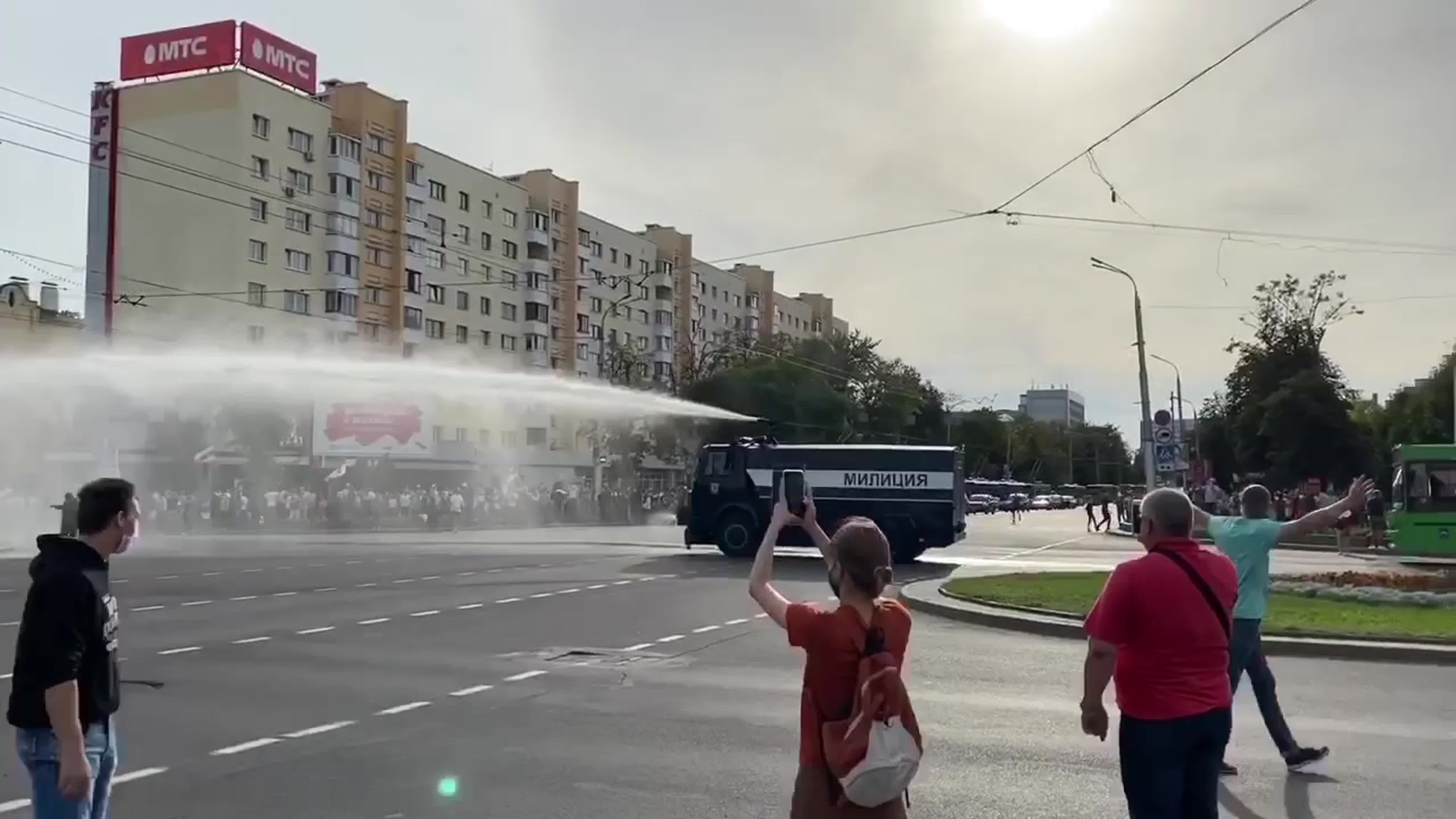 Видео из бреста водометом разгоняют протестующих watch online