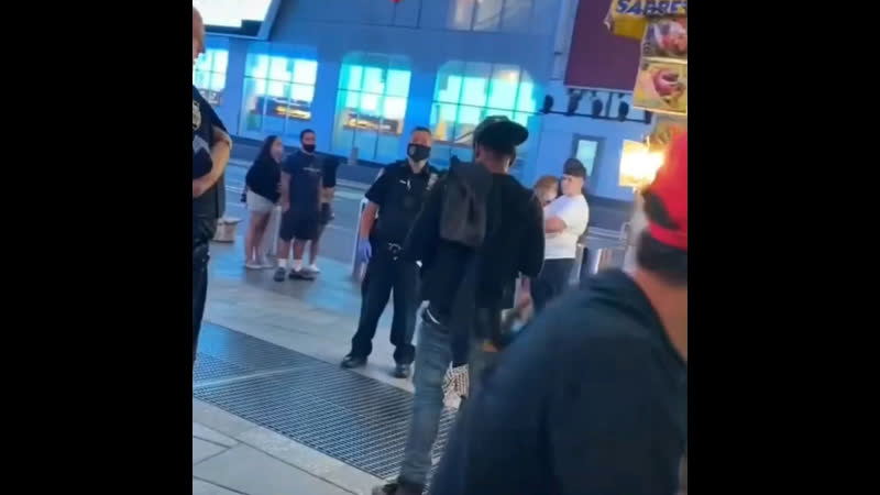 Проклятые молодые! чёрному уже нельзя в нью йорке стоять со спущенными штанами