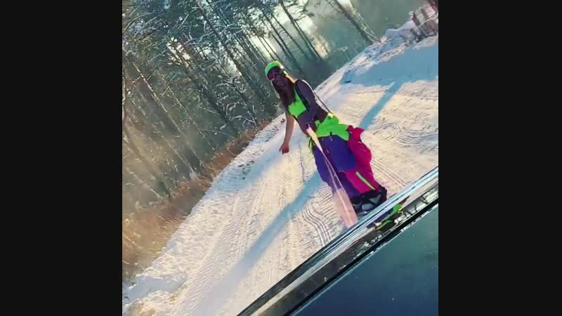 Беременная сноубордистка и кабриолет