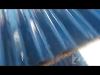 Красивая бритая пиздень треплется по телефону подсмотр в кабинке скрытая камера