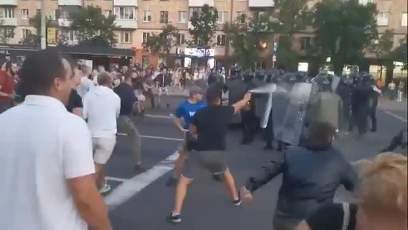 ️в центре бреста начались столкновения с омон mp4