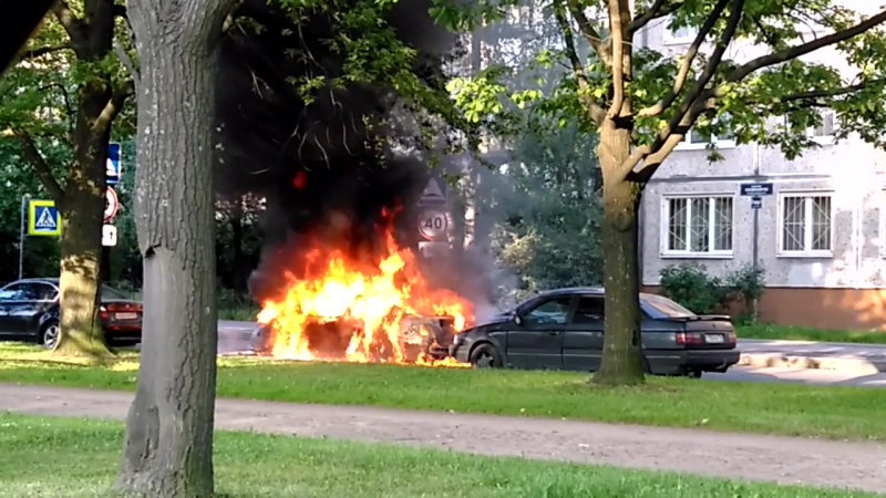 Пожар повредил пять иномарок в московском районе