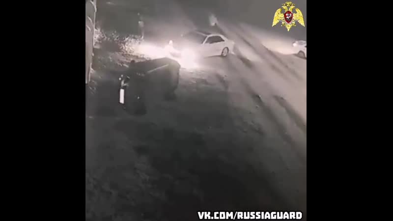 В забайкальском крае, ауешники перевернули патрульный автомобиль, пока сотрудни