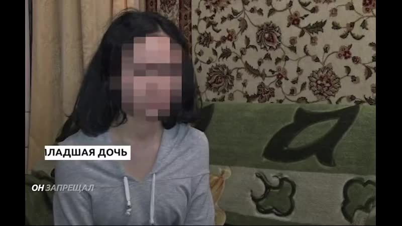 Отец сидит за молодые дочерей, которого не совершал