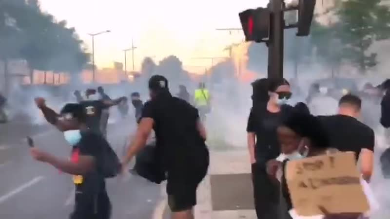 Протесты и столкновения с полицией в париже демонстранты выступают в поддержку американцев в их борьбе с произволом силовиков