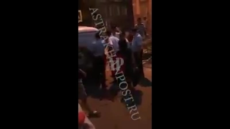 18 летнюю девочку заломали за то, что она остановилась убрать навоз за своей лош