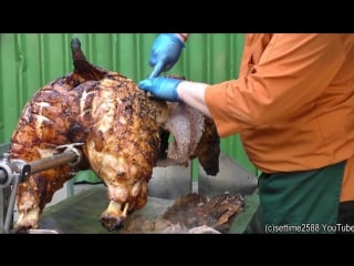 Лондонская уличная еда вся свинья жарится для бутербродов london street food whole pig roasting for sandwiches seen in borou