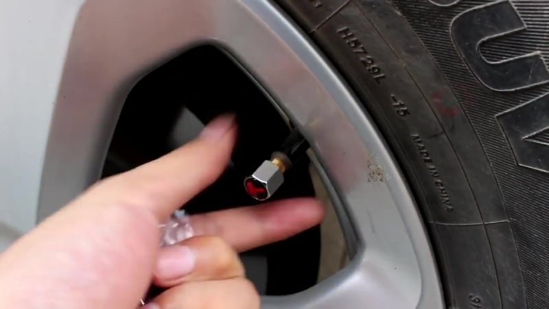 Как открутить колпачок на колесе автомобиля Как открутить колпачок на колесе автомобиля