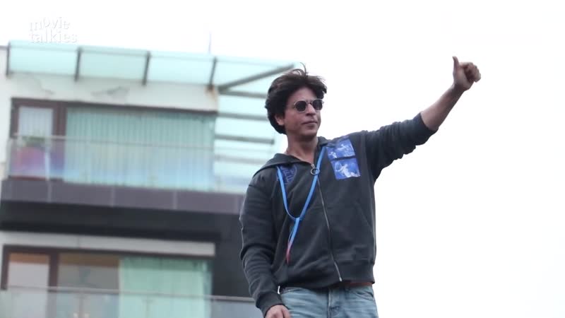 Shahrukh khan greeting fans on eid outside mannat