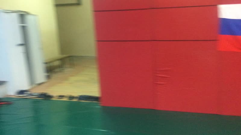 Раскидываемся с гантелями