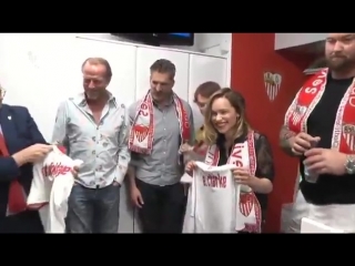 Momento no qual emilia recebe sua camiseta personalizada do sevilla!