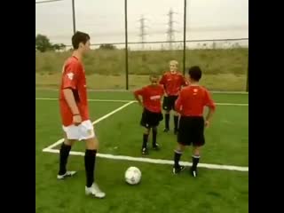 Throwback to when cristiano ronaldo was teaching a young jesse lingard his other teammates how to do stepovers