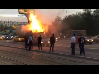 Очевидцы сняли на видео полыхающую газель на варшавском шоссе в москве