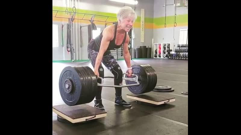 Бабушка в свои 70 лет делает становую 130 кг
