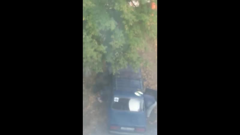 Рабочие на стройке переодеваются под окнами