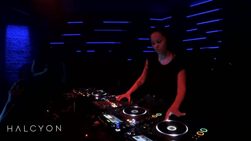 Deborah de luca live @ halcyon in the booth 33