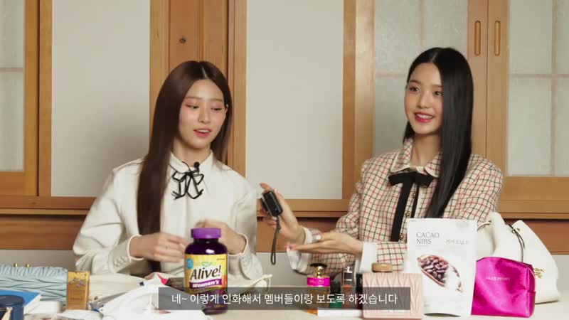 201010 wonyoung minju 'what’s in my bag?' @ vogue