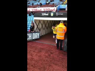 Выход на разминку перед матчем с «астон виллой»