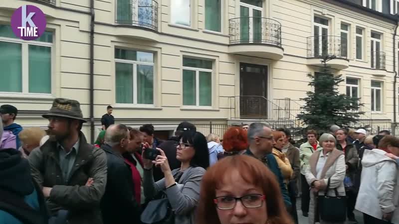 Порохоботы и бабушки у зеленского потасои под офисом