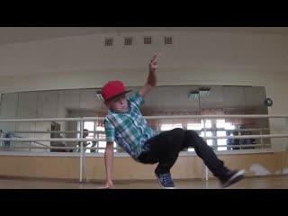 Маленькая девочка танцует брейк данс / little girl dancing breakdance