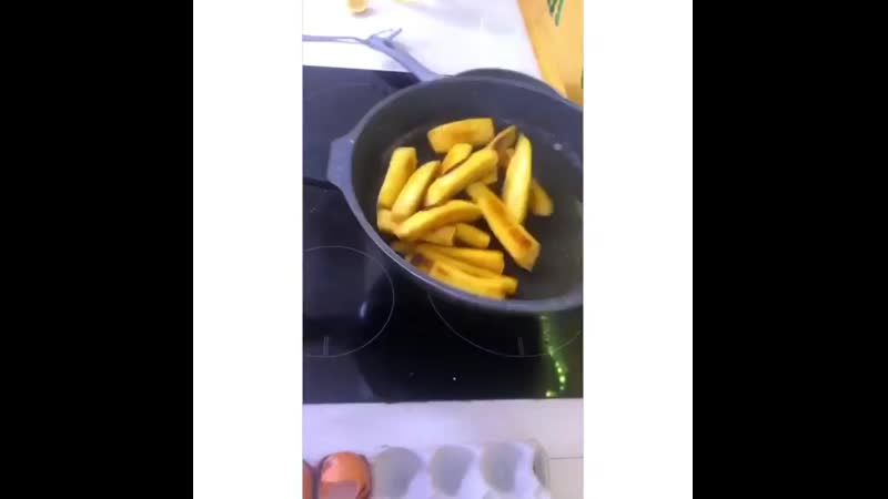 Майя готовит жареные бананы с блинчиком и мороженым с жидкой карамелью👌