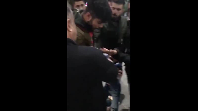 В турции турецкие молодые, поймали курдского мальчика, который как по их мнению был за рпк