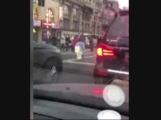 Мужчина на унитазе посреди невского проспекта