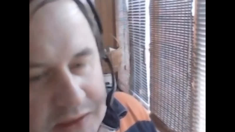 Он там кастрюли заготавливает?