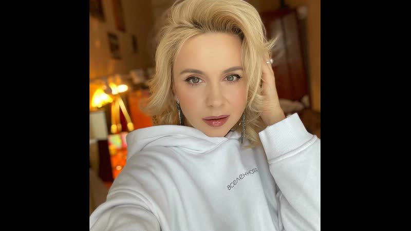 Красотка лилия ребрик в уютном худи восхитила поклонников нюдовым макияжем, пробуем повторить