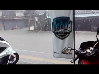 Улицу возле офиса байк пхукет затопило