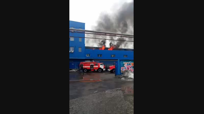 На вул червоноткацькій палають склади пожежники вже працюють