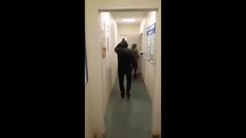 Муниципальный депутат мо "волковское" александр савченков выбил из рук местного жителя дмитрия телефон,