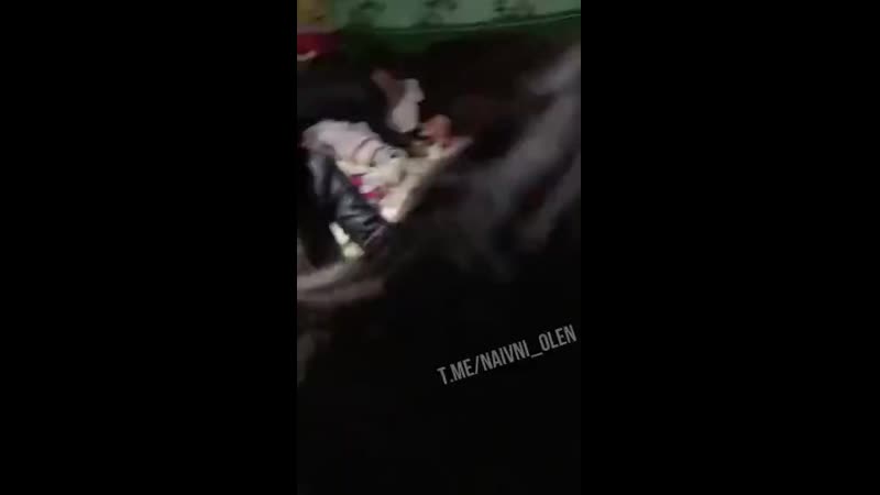 Толпа злых родственников избивает неудачного любовника за секс с замужней женщиной