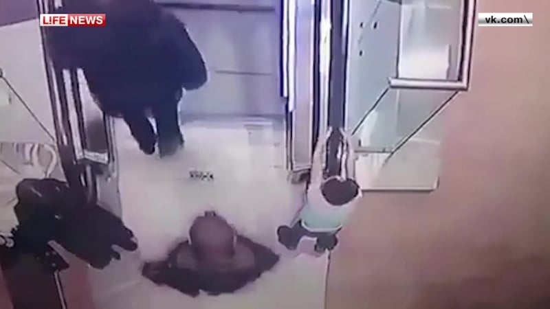 ✔ особое мнение пятилетняя девочка сорвалась с эскалатора в тц в новом уренгое