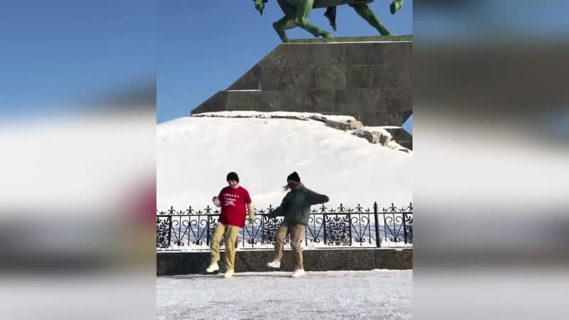 Уфимские танцоры возле памятника салавату юлаеву
