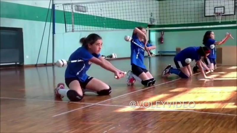 Молодые испанцы тренируют подачу