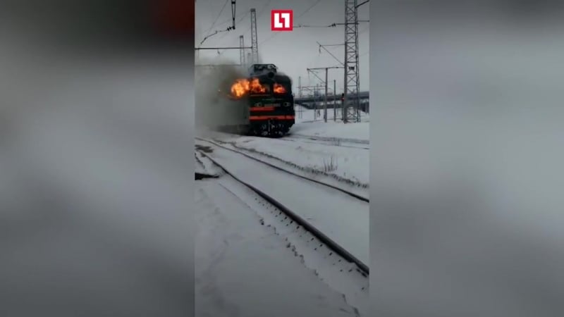Электричка полыхает в уфе