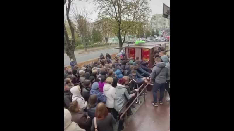 В ровно местные жители устроили масштабную дау, чтобы первыми зайти в секонд хенд 23 11 2019