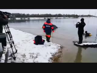 В ноябрьске извлекли из воды машину с трупом девушки