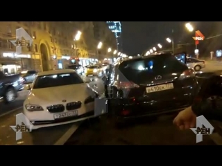 Видео с места жуткого столкновения пяти авто на ленинском проспекте в москве