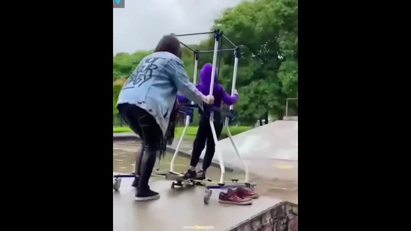 Мама помогает сыну с дцп покататься на скейте