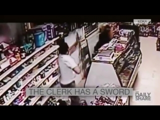 Мужчина грабит магазин мечом