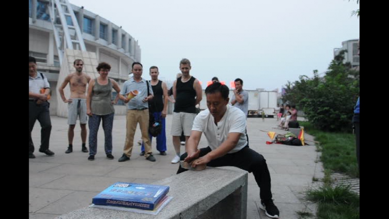 Китаец рубит кирпичи голой рукой