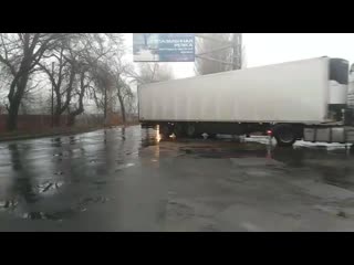 В донецке сегодня встретили очередную автомобильную колонну с гуманитарной помощью из россии