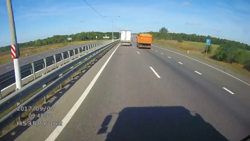 В воронежской области обочечник жестко встрял между камазами