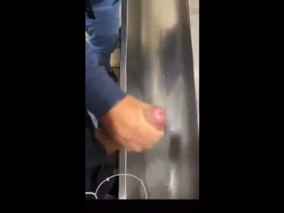 Brother foi dar um mijão e ganhou uma mão amiga