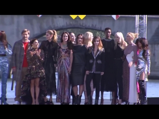 Cheryl cole and eva longoria walk l’oréal catwalk